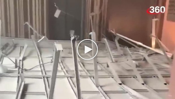 В подъезде жилого дома в Москве обвалился потолок