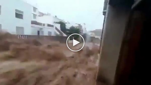 Библейский потоп в Испании потоки воды уносят машины и размывают дороги