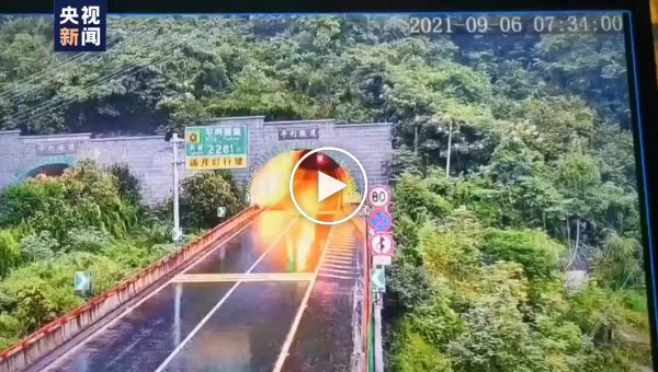 В Китае мощный оползень накрыл автомобильный туннель