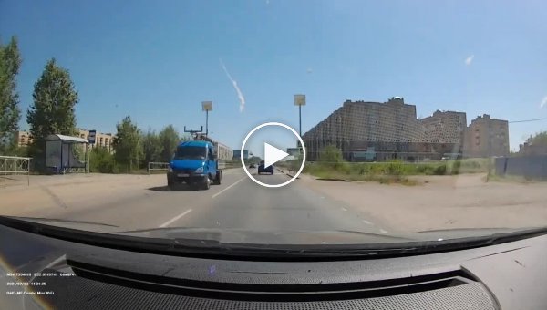 Водитель из Смоленска чуть не сбил девушку на «зебре» и вдобавок обматерил её (мат)