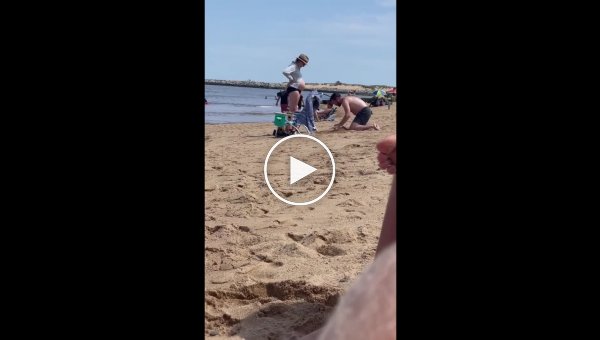 Мужчина позаботился о беременной жене на пляже