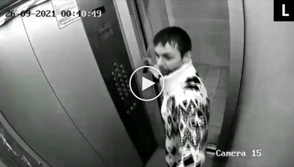 В Липецке мужчина с ножом атаковал своё отражение в лифте