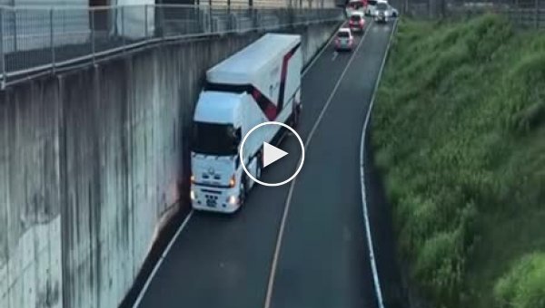 Как в Японии водители грузовиков проезжают в тоннели
