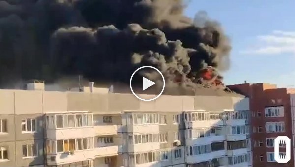 В Тюмени горит крыша жилого дома