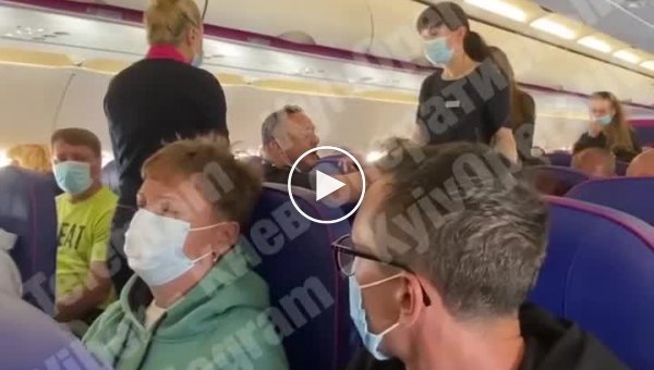 А как мне в ней дышать! Пассажир на авиарейсе из Ларнаки устроил скандал из-за маски