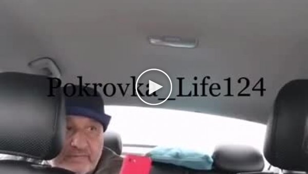 Требовательный клиент такси и женщина водитель в Красноярске