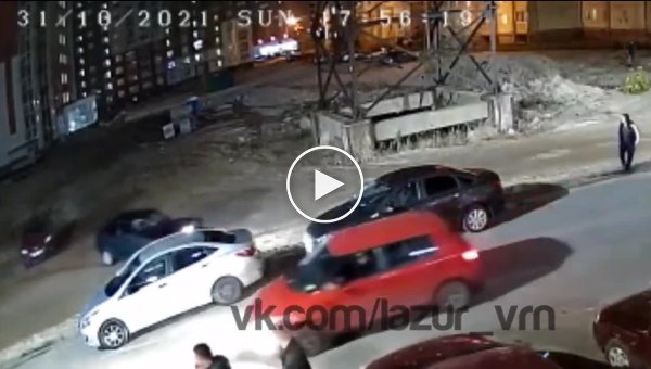 В Воронеже пьяный водитель врезался в машину и был жёстко избит