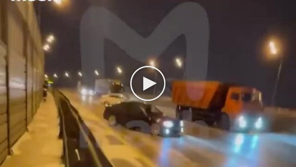 Колесо от грузовика устроило день жестянщика на Дмитровском шоссе