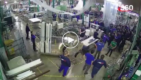На заводе «Экоокна» в Бужаниново из-за серой зарплаты мигранты устроили массовую драку