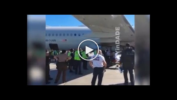 Нелегальный иммигрант спрятался в отсеке шасси самолета American Airlines и прибыл в США