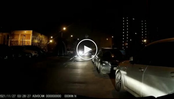 В московском Бутове пьяные дебоширы напали на машину скорой помощи (мат)