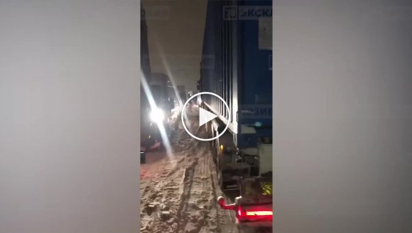 На Московском шоссе водителям пришлось стоять в пробке больше суток