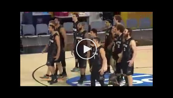 Новозеландская сборная по баскетболу в США танцует танец маори