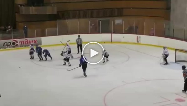 Матч 12-летних хоккеистов «Волгаря» и «Кометы» закончился дракой