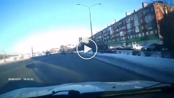 В центре Омска автомобилистка врезалась в столб и погибла