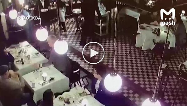 Сотрудница московского ресторана случайно подожгла потолок фейерверком