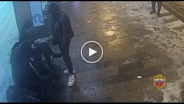 В Москве преступники обчистили карманы уснувшего на остановке мужчины
