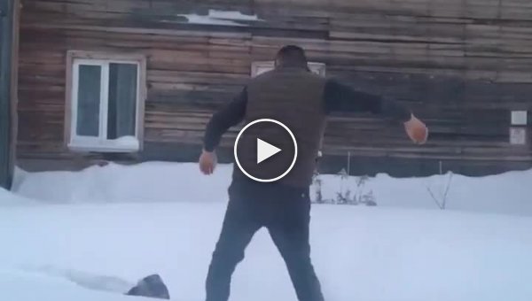 В Ханты-Мансийске водитель такси спас школьника, который провалился в снег с головой