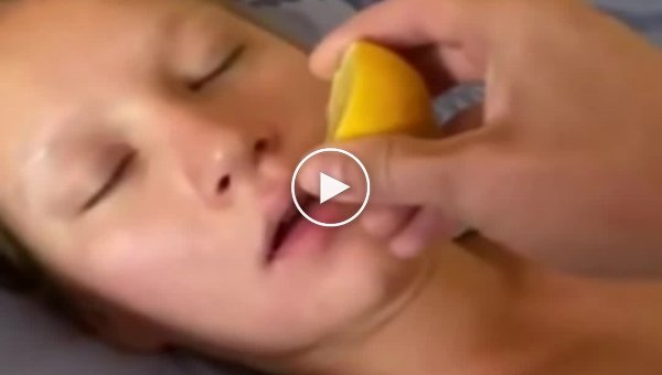 Капля лимонного сока на губах спящей девушки