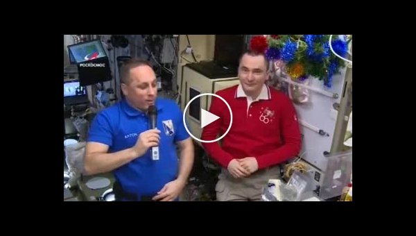 Российские космонавты показали, как готовят селедку под шубой