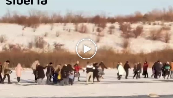 Группа туристов провалилась под лед на озере в Алтайском крае