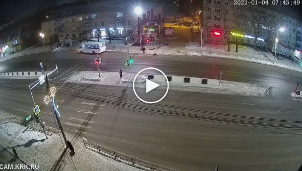 В Красноярске бабушка перешла дорогу на красный и спровоцировала аварию