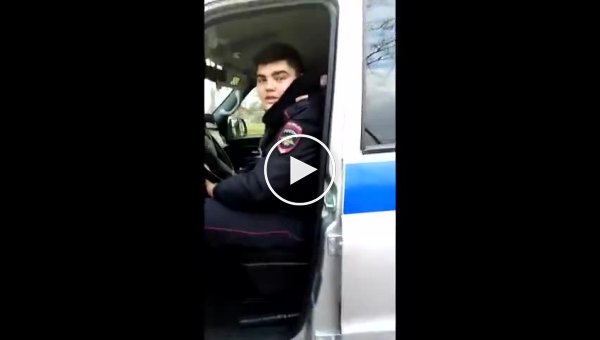 Девушка пристала к спящим полицейским в машине