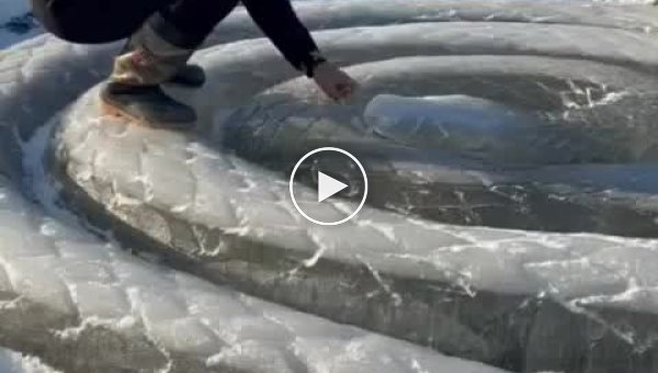 Ледяная скульптура на озере