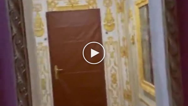 В Киеве подъезд дома превратили в Версаль