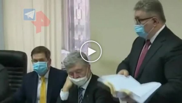 Экс-президент Украины Петр Порошенка уснул на заседании суда, где ему избирают меру пресечения