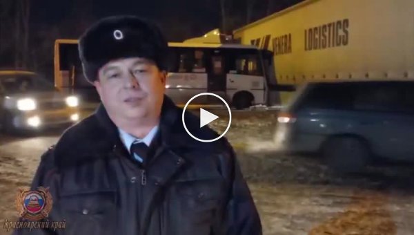 В Красноярске пассажирский автобус столкнулся с фурой. Лёгкие травмы получили 9 человек