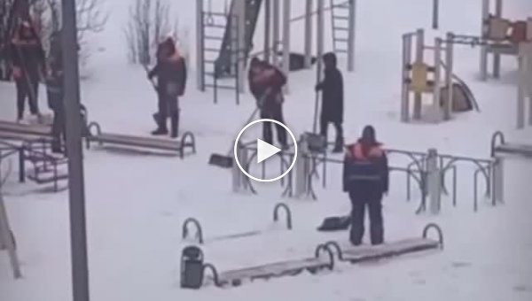Коммунальщики усердно очищают детскую площадку от снега