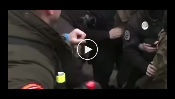 Под Печерским судом начались стычки между правоохранителями и сторонниками Порошенко