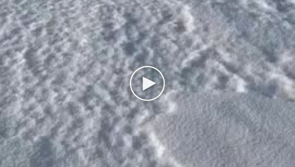 Военный самолет пролетел в нескольких метрах от людей над замерзшим Обским водохранилищем (мат)