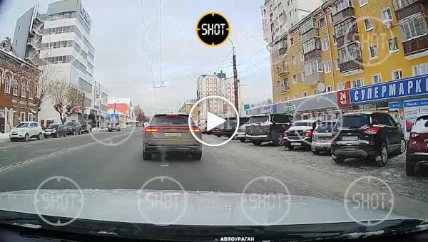 В Кирове водитель на BMW сбил семью с ребенком на пешеходном переходе