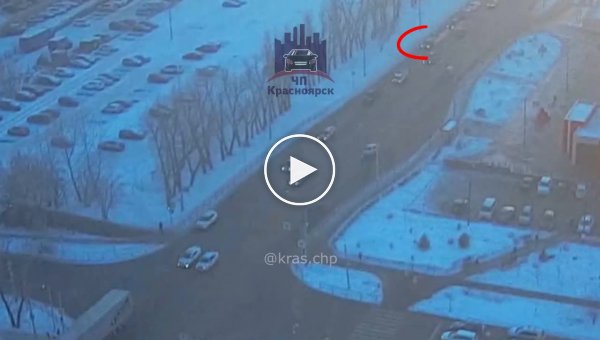 В Красноярске неадекватный водитель протащил по улице грузовик и травмировал пешеходов