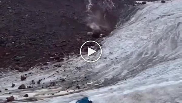 На Эльбрусе огромный валун чуть не задавил российских альпинистов