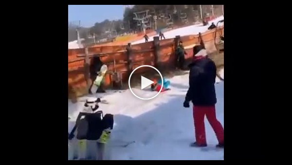 Неисправность кресельного подъёмника застала врасплох десятки лыжников в Корее