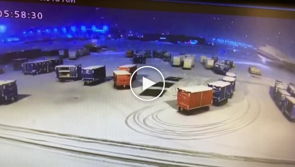 Боинг 747 снес багажные тележки в аэропорту Чикаго