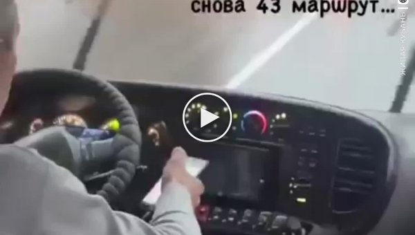 В Сочи заметили водителя маршрутки с тремя телефонами одновременно