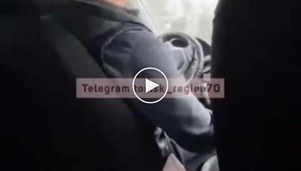Лицом не вышла, свинота. В Томске таксист оскорбил и высадил девушку из-за музыки (мат)