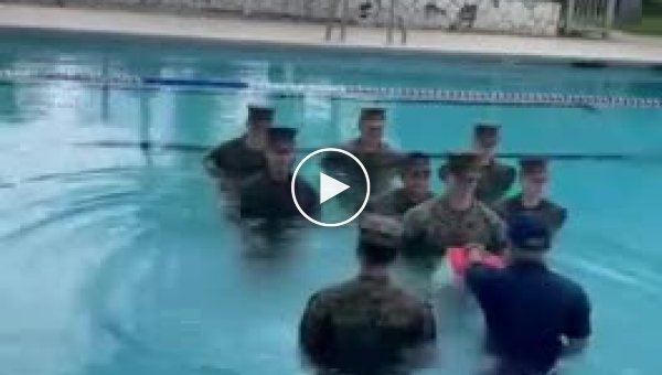 Военный решил провести церемонию получения нового звания в бассейне