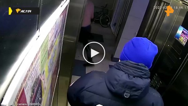 В Новосибирске мужчине в голову случайно прилетел топорик - он просто проходил мимо