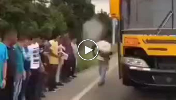 Эквадорский автобус и принудительная дезинфекция пассажиров
