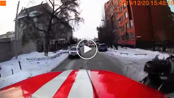 Как в Омске пропускают пожарных с сиреной