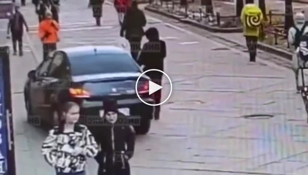 В Санкт-Петербурге водитель ударил парня, который который не уступил ему на пешеходном участке