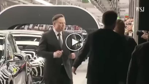 Илон Маск станцевал на открытии нового завода Tesla в Берлине