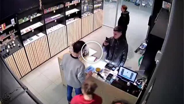В Мурманске мужчина выкинул парня из магазина, который решил подраться с продавцом