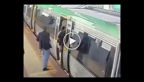 Люди подняли поезд, чтобы помочь человеку