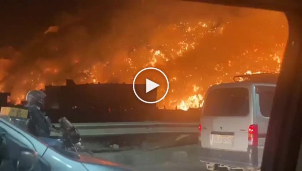 Пожар на одной из крупнейших свалок в мире